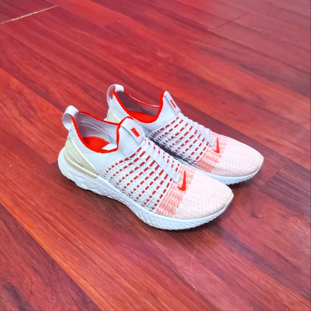 Nike Womens React Phantom Run Flyknit Shoes
